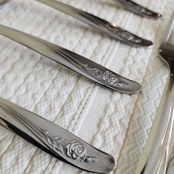24-Piece Oneida Roseanne Stainless Flatware Set Stainless Canada - Picture 3 of 10